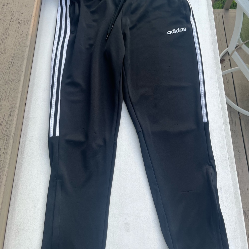 adidas joggers black size L. in great condition feel free to send an offer!